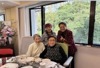 任剑辉逝世36周年，白雪仙在家中设宴纪念，97岁打扮得体仍显年轻