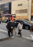 王栎鑫成都春熙路被偶遇，36岁了还染黄毛戴长串耳环，拽到无边