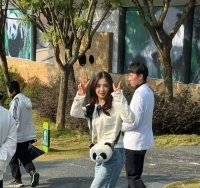 张含韵回成都看熊猫，本人穿小香风皮卷发 看起来像大学生一样甜美