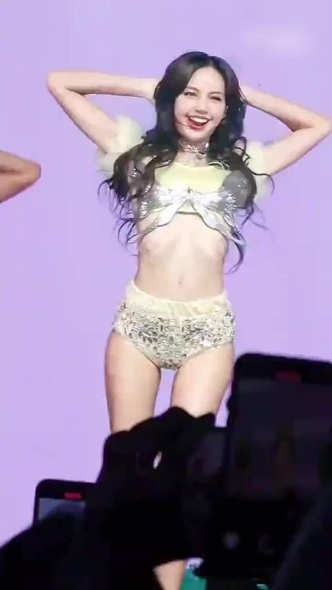 Lisa与SHINee合照#Lisa裤子越来越短了