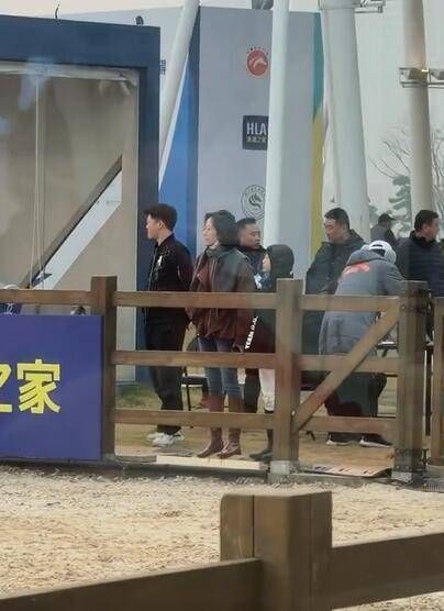 11岁的沐沐身高快和妈妈比肩了。