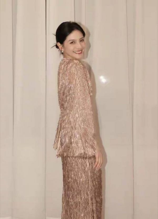 胡可美貌迷人，面容红润，气质佳！