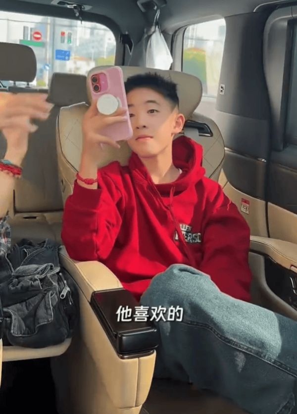 搜狐娱乐讯 1日，应采儿在社交平台上更新vlog，记录儿子Jasper担任“爱上海的理由”青少年外语短视频颁奖活动主持人。