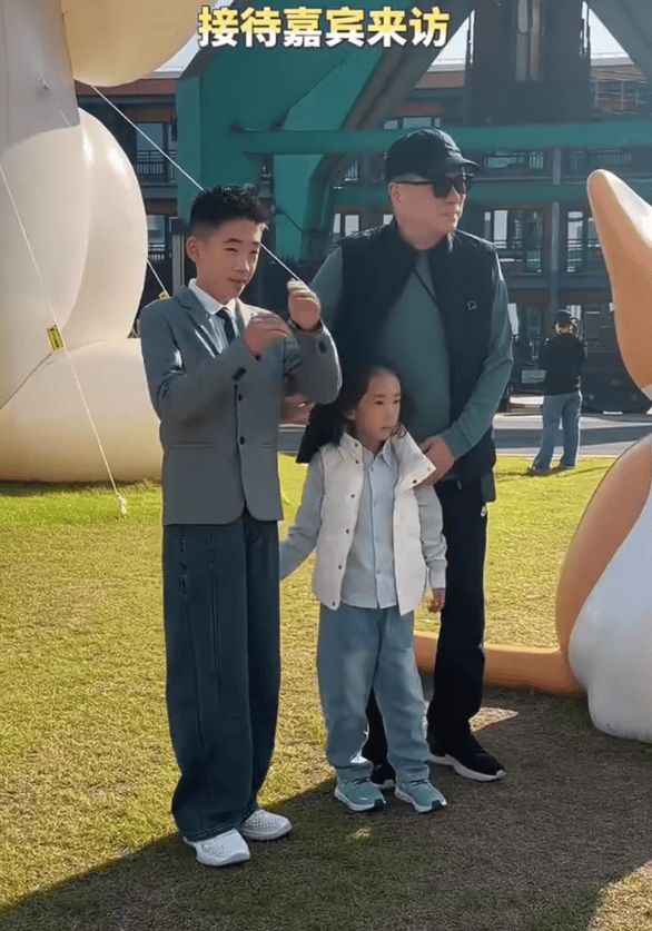 Jasper与弟弟同框合影。