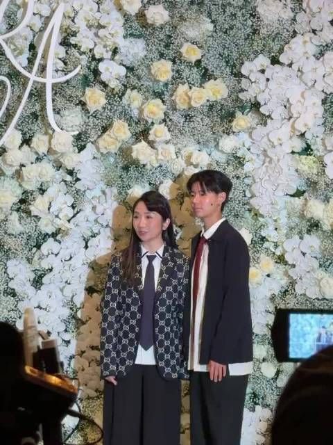 近日,陶晶莹带着19岁的女儿参加婚礼,因中性打扮让网友误以为是儿子