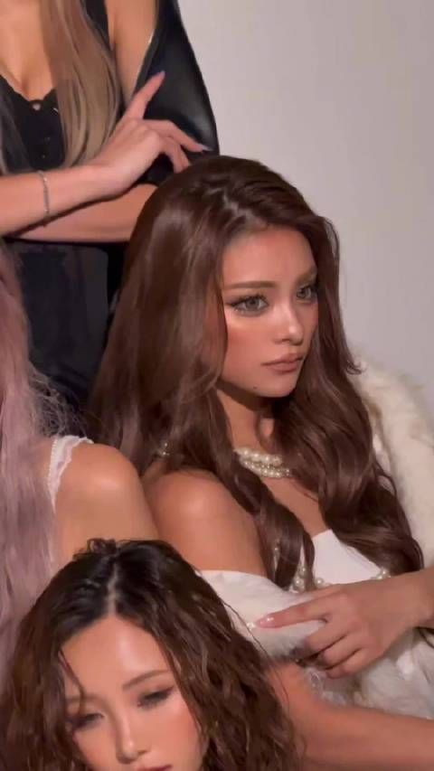 美女工作中露出疲态,但立刻又恢复工作姿态