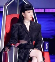 顶流明星吴莫愁，如今竟沦落到在县城接商演，她是怎么走到这一步的？