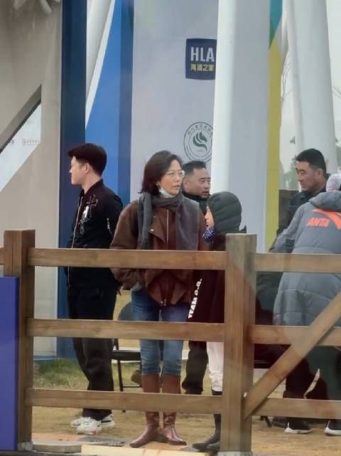 杨乐乐带儿子参加马术比赛，沐沐露侧脸很像汪涵