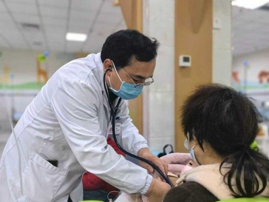 长沙市第四医院儿科医生为流感患儿进行体格检查。(受访者供图)