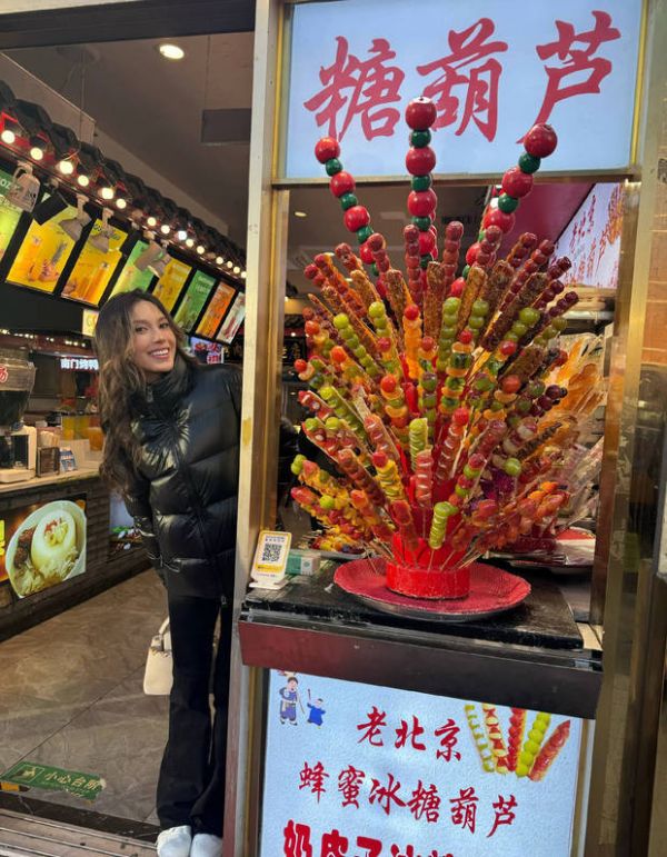搜狐娱乐讯 2日,谷爱凌在社交平台上分享自己在北京生活的日常照,她在街上散步,驻足在老北京糖葫芦跟前拍照,面露甜美笑容,心情愉悦。