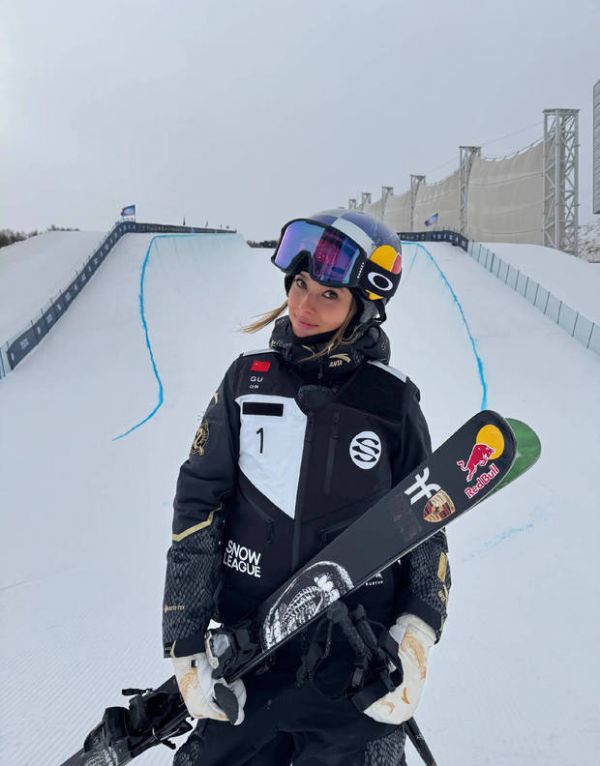 谷爱凌晒滑雪照,状态自信大方,魅力十足。