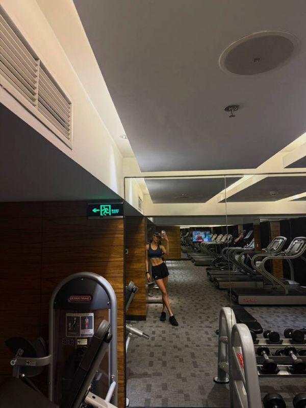 谷爱凌去健身房运动,好身材吸睛。