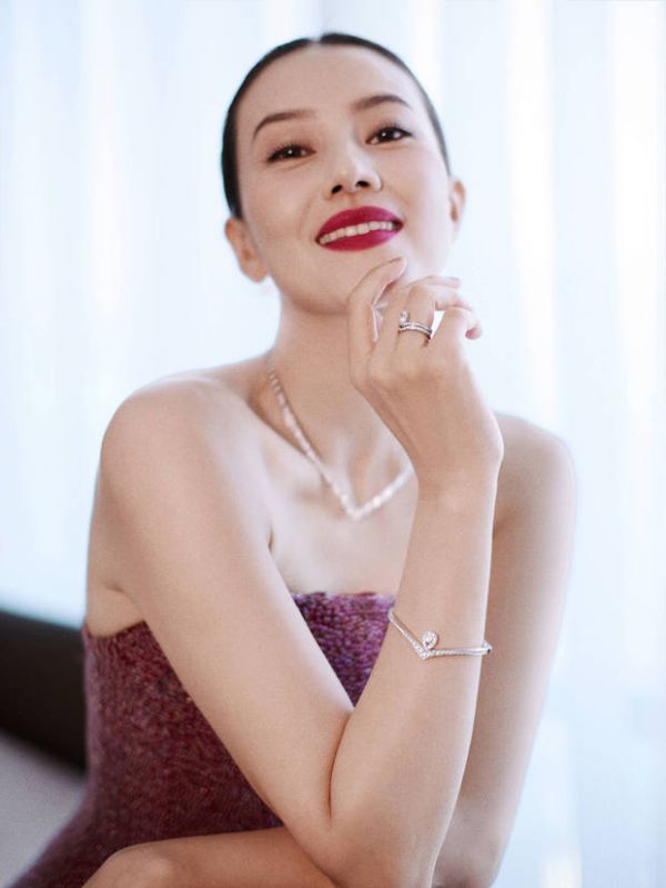 高圆圆的笑容甜美,心情大好。