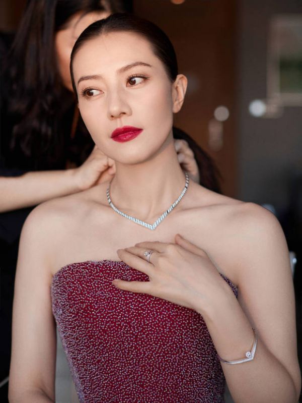 高圆圆的皮肤白皙光滑,保养有方。