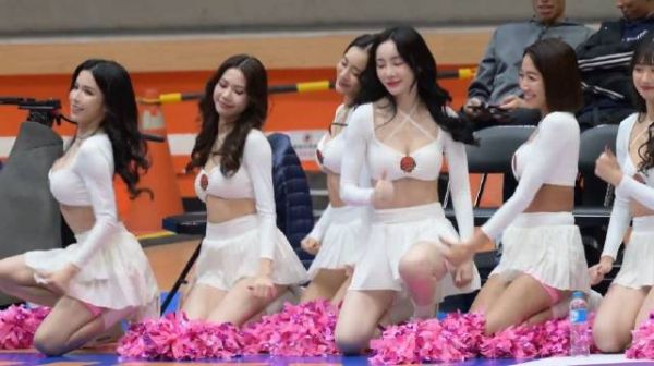 台湾省篮球比赛啦啦队的女孩子,看着就风情万种,充满魅力