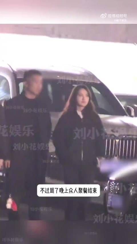 张佳宁被拍到和新男友一起回京，两人疑似发生不开心的事情，在路边对峙