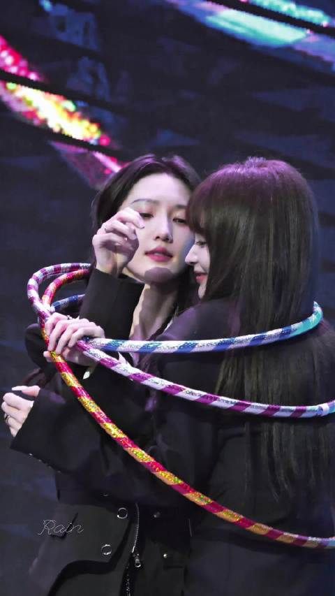 不小心被亲到脸颊的姐姐在偷笑