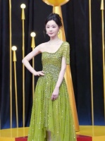 皮肤白皙的宋轶看起来好有气质，女神走红毯知性优雅！