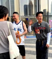 61岁张家辉逛商场被偶遇，身着绿衬衫牛仔裤，看着好年轻像50岁