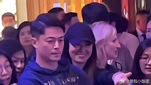 霍建华林心如罕见同框,看女儿演出,林心如比心鼓掌满脸自豪