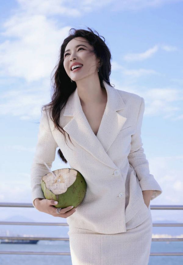 曾黎明媚热情。