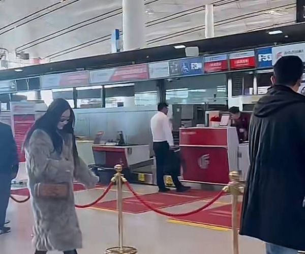 霍思燕杜江机场被偶遇。