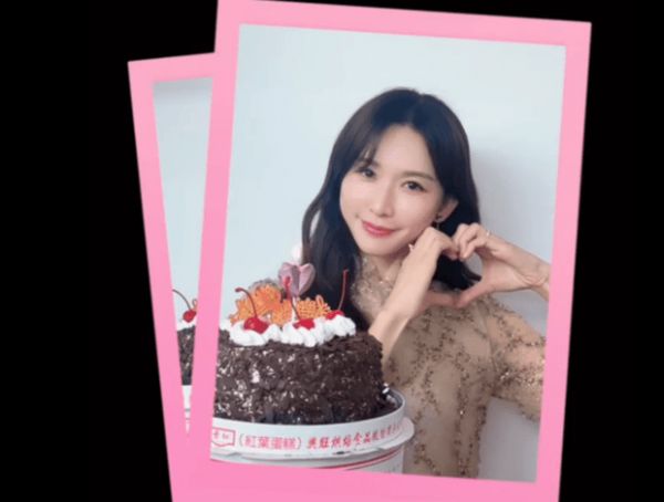 林志玲对镜比心。