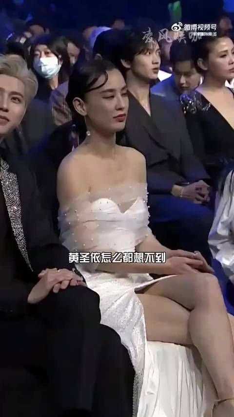 无意间抓拍的防走光瞬间，辛芷蕾死死捂住腋下，杨幂边走边捏开叉 ，黄圣依