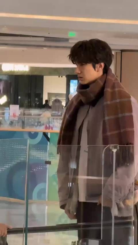 林一现身重庆，卷毛造型撞柱wink萌态十足