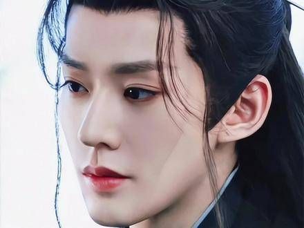 在绝美的树影下,额头轻触间流转着无声的深情