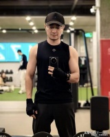 42岁尼格买提穿背心晒肌肉 胸肌发达 一身腱子肉 和台上判若两人