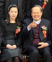 49岁翁帆首露笑颜！杨振宁走后她首次公开亮相，身后细节耐人寻味