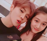 地位变了！官方官宣喜讯刚1个月，关晓彤亮新身份，鹿晗“赚了”