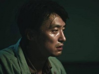 当象征正义之人被金钱俘获，他便与罪犯毫无分别