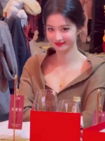 王楚然发现被偷拍！她还微笑回应，明艳大方，真的好美！