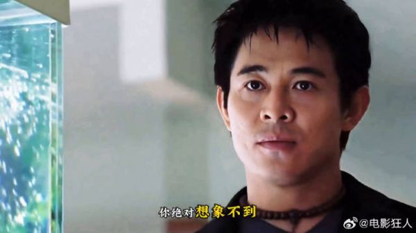 李连杰片场即兴发挥单手插兜成经典