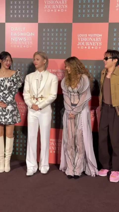 LV活动合影站位引关注，Lisa李龙馥郑号锡居中孔刘金智贤靠边