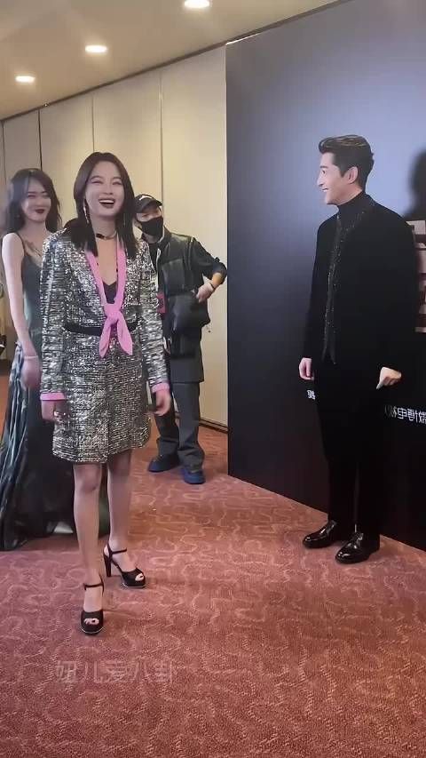 胡歌和辛芷蕾唐嫣三人有说有笑,所有人保持苹果肌扁平