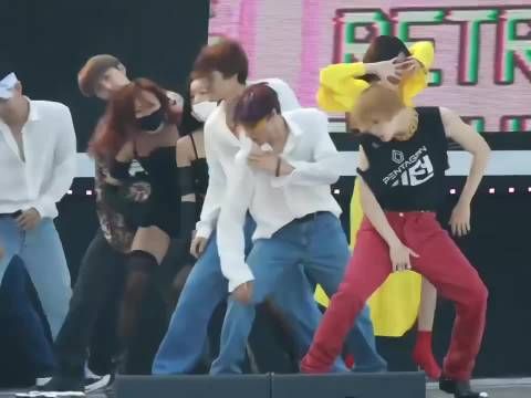 泫雅这身装扮，果然身材好穿什么都好看，她很适合这种饱和度和纯色的衣服