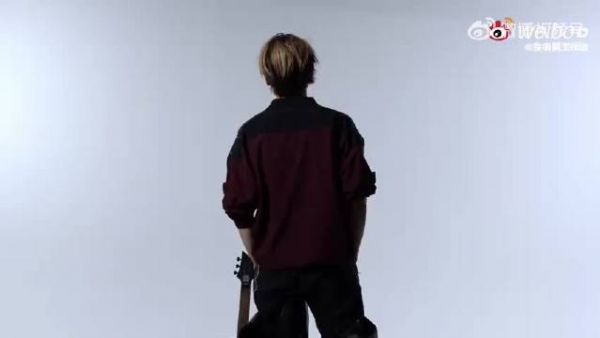 侯明昊登《Wonderland》闭年刊,双封面演绎火力全开