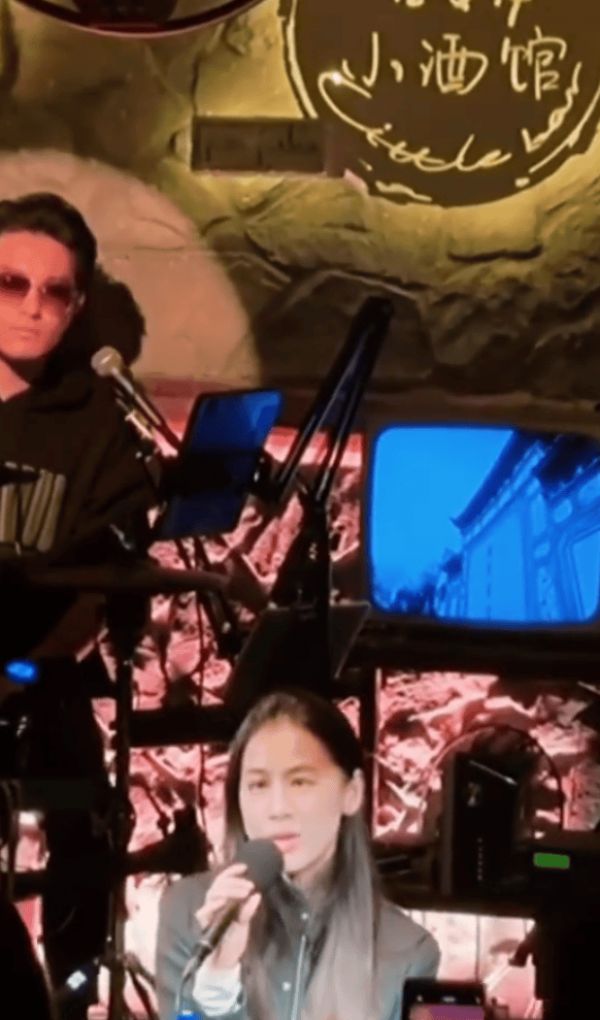 黄圣依素颜亮相大理酒馆,长发飘飘,清新怡人。