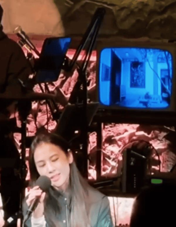 黄圣依沉浸在自己的歌声中,松弛感拉满。