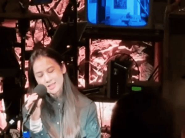 黄圣依面露温柔笑容,心情愉悦。