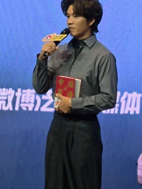 钟汉良携菜谱亮相，坦言《亦舞之城》炸厨房后苦练厨艺