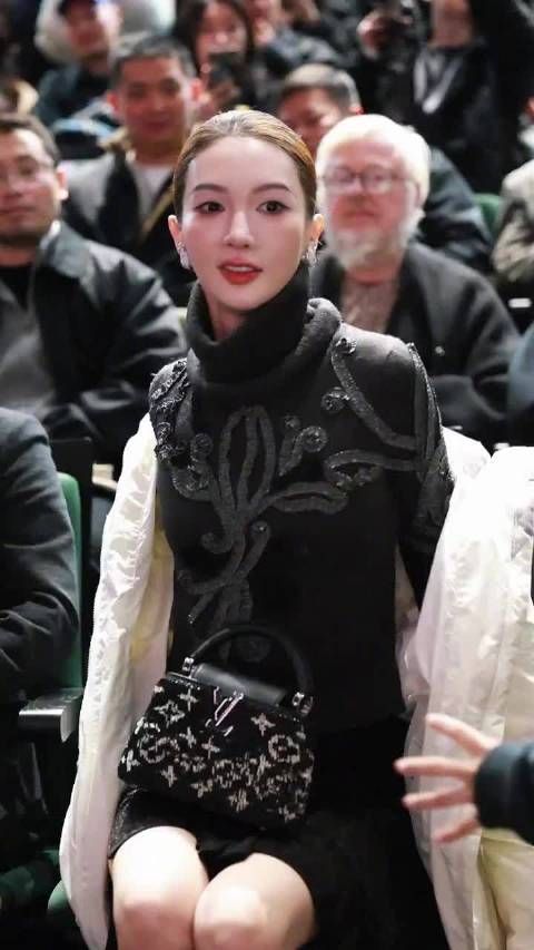 金晨素颜机场路透曝光，否认医美传闻