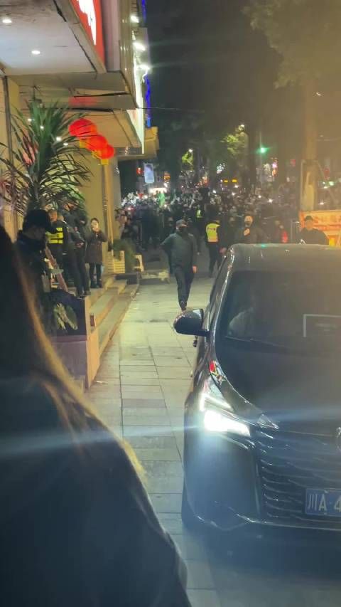 王鹤棣是一个很真诚的人，录综艺的每一次转场只有他每次都给大家打招呼了