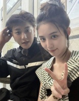 黄子韬徐艺洋挽手下飞机！当年嘴硬否认，现如今网友们直呼“好甜”