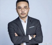 51岁汪涵现状：常年居住在长沙，穿人字拖嚼槟榔，大烟斗不离身