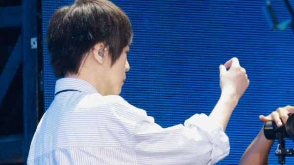 五月天阿信广州庆生，五岁小宏宝自插蜡烛吹灭