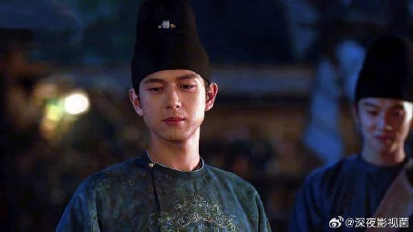 牡丹在院里烧烤,怎料肉还没烤熟,蒋长扬闻着味找过来